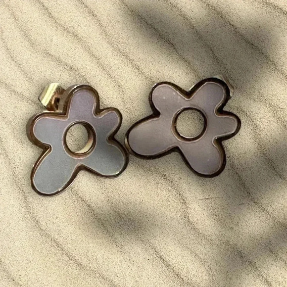 *NEW* Flower Stud Earrings - Stainless Steel  Gold Plated w/ Pearl Luminescence - Picture 3 of 7